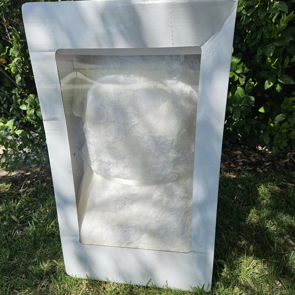 Vera Wang White Lace Wedding Dress Size 12 - Picture 3 of 11